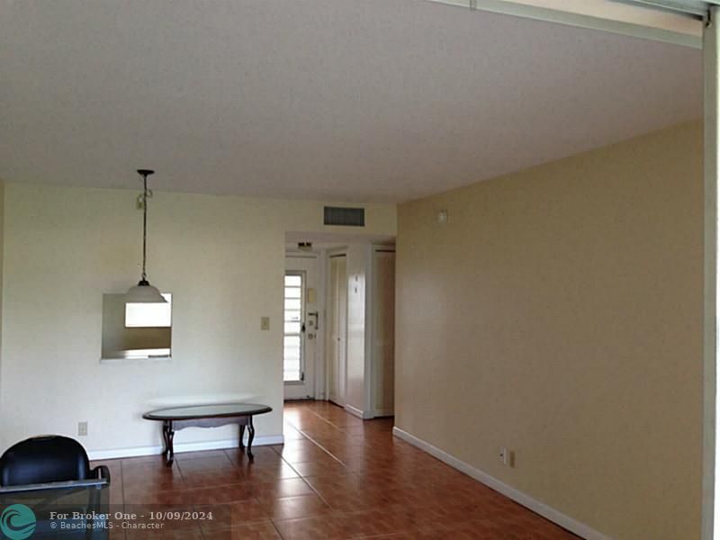 Active With Contract: $800 (1 beds, 1 baths, 652 Square Feet)