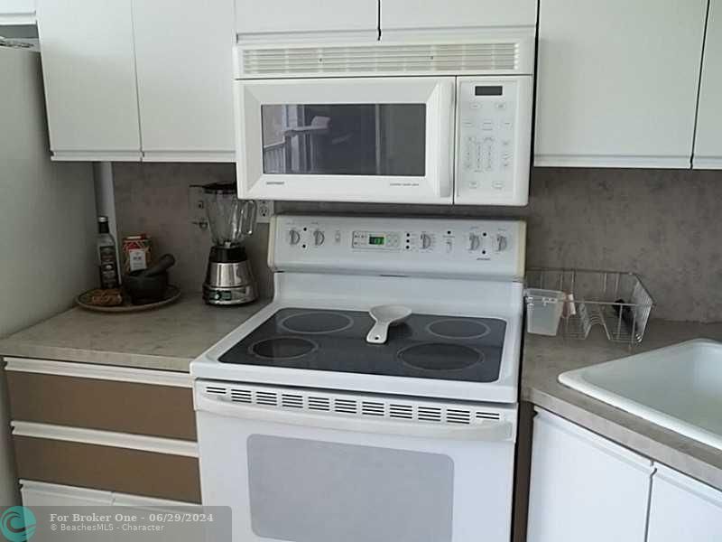 Active With Contract: $1,300 (2 beds, 2 baths, 1120 Square Feet)