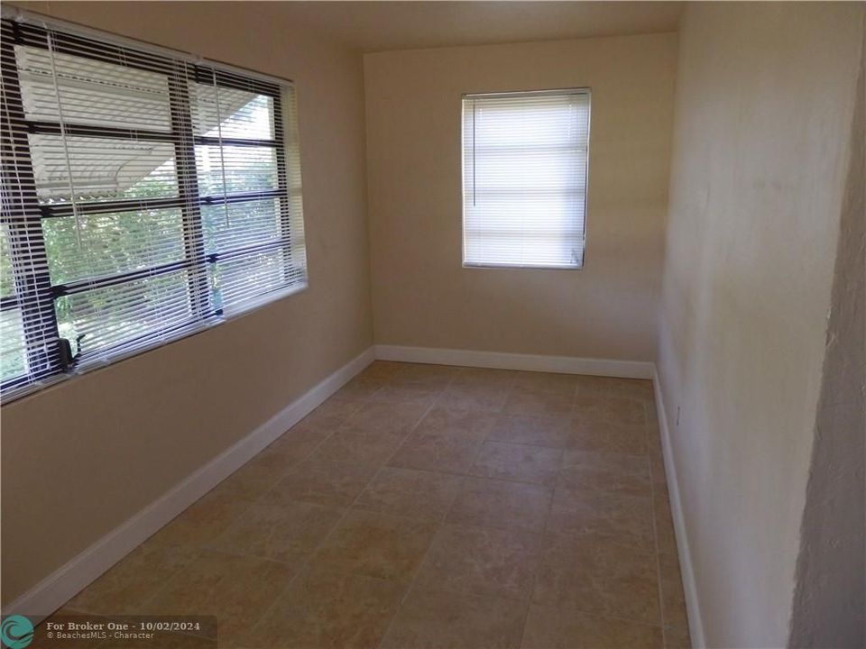 Active With Contract: $1,600 (2 beds, 1 baths, 950 Square Feet)