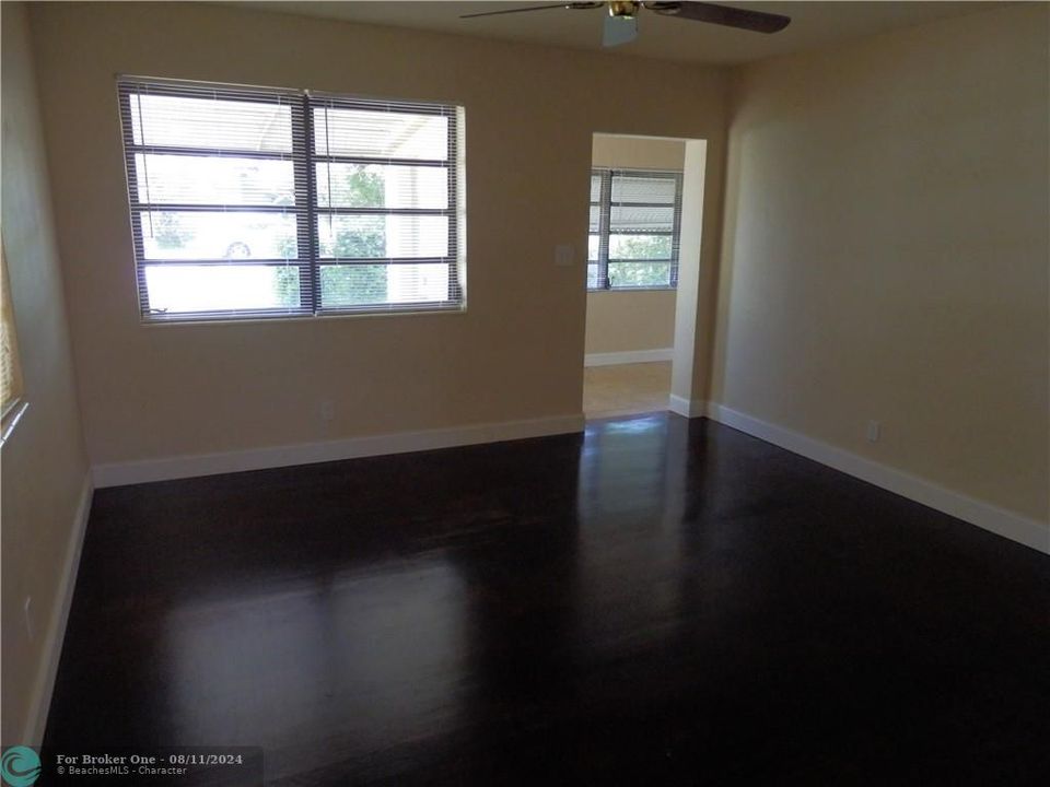 Active With Contract: $1,600 (2 beds, 1 baths, 950 Square Feet)