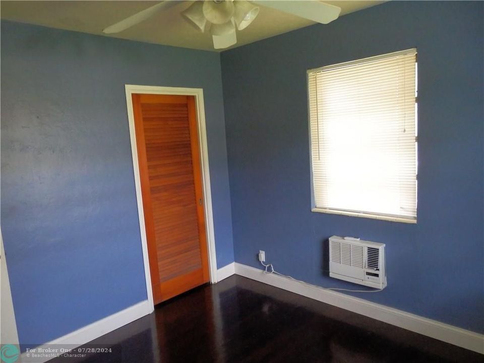 Active With Contract: $1,600 (2 beds, 1 baths, 950 Square Feet)