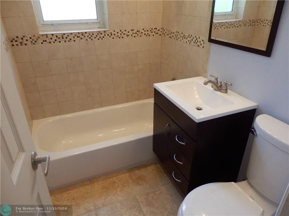 Active With Contract: $1,600 (2 beds, 1 baths, 950 Square Feet)