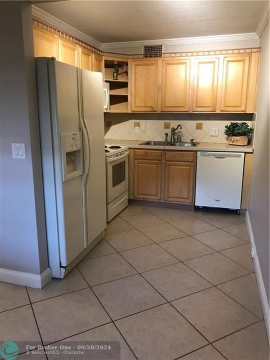 Active With Contract: $1,200 (2 beds, 1 baths, 997 Square Feet)