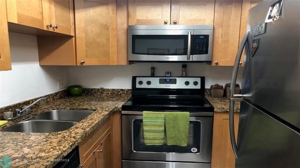 Active With Contract: $1,450 (2 beds, 2 baths, 2524 Square Feet)