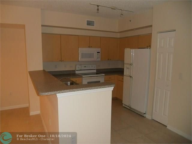 Recently Rented: $1,650 (2 beds, 2 baths, 977 Square Feet)