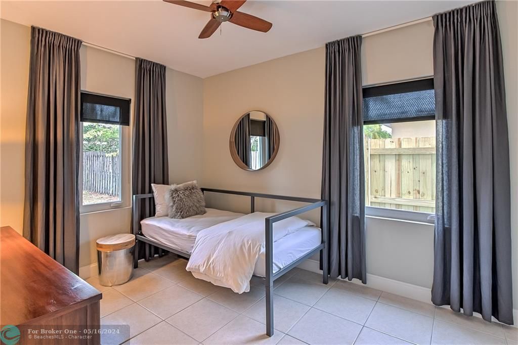 Recently Sold: $350,000 (2 beds, 1 baths, 882 Square Feet)