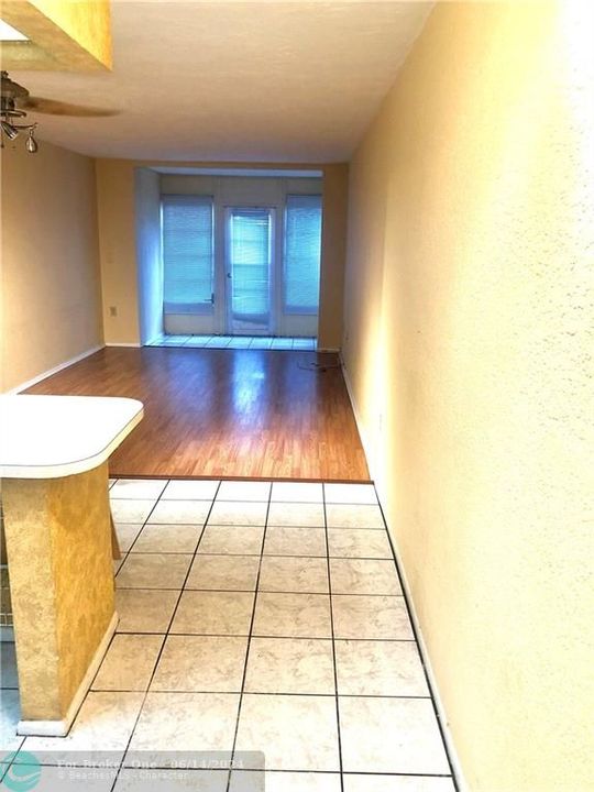 Active With Contract: $1,000 (1 beds, 1 baths, 943 Square Feet)