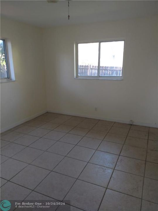 Active With Contract: $1,475 (2 beds, 1 baths, 1677 Square Feet)