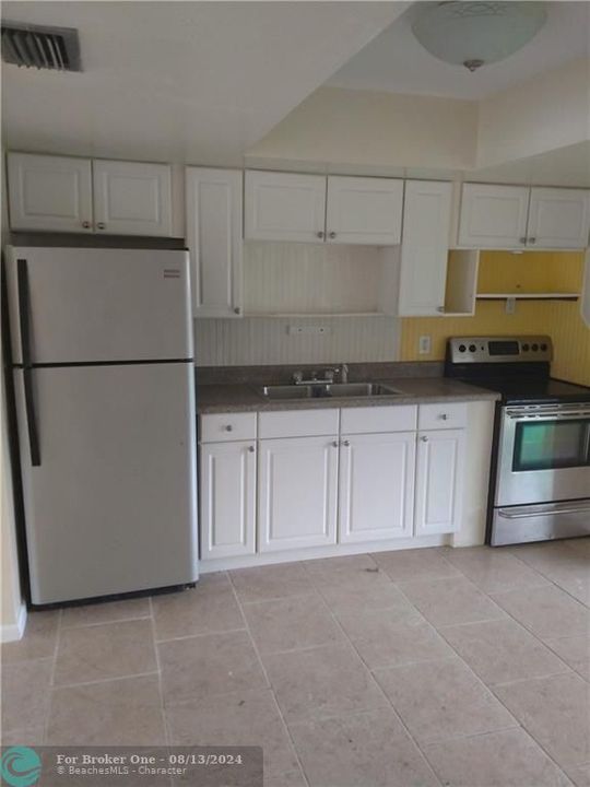 Active With Contract: $1,475 (2 beds, 1 baths, 1677 Square Feet)