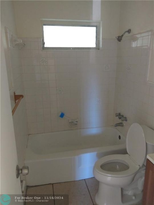 Active With Contract: $1,475 (2 beds, 1 baths, 1677 Square Feet)