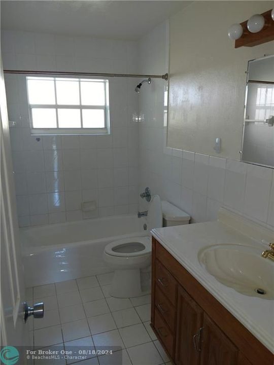 Active With Contract: $1,425 (2 beds, 1 baths, 1536 Square Feet)