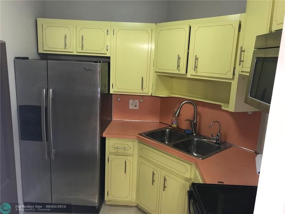 Active With Contract: $1,000 (1 beds, 1 baths, 600 Square Feet)
