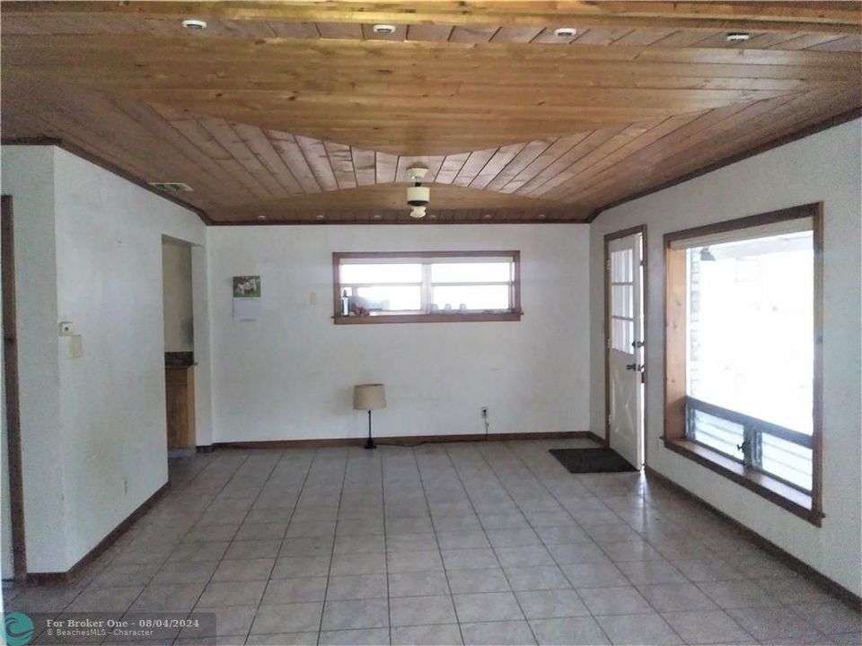 Vendido Recientemente: $180,000 (2 camas, 1 baños, 856 Pies cuadrados)