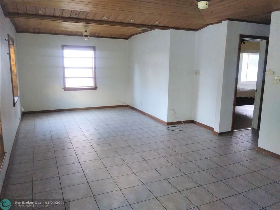 Vendido Recientemente: $180,000 (2 camas, 1 baños, 856 Pies cuadrados)