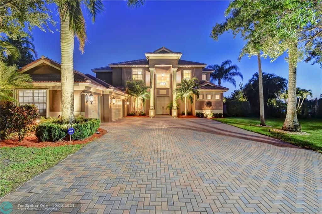 Recently Sold: $739,999 (5 beds, 4 baths, 3861 Square Feet)