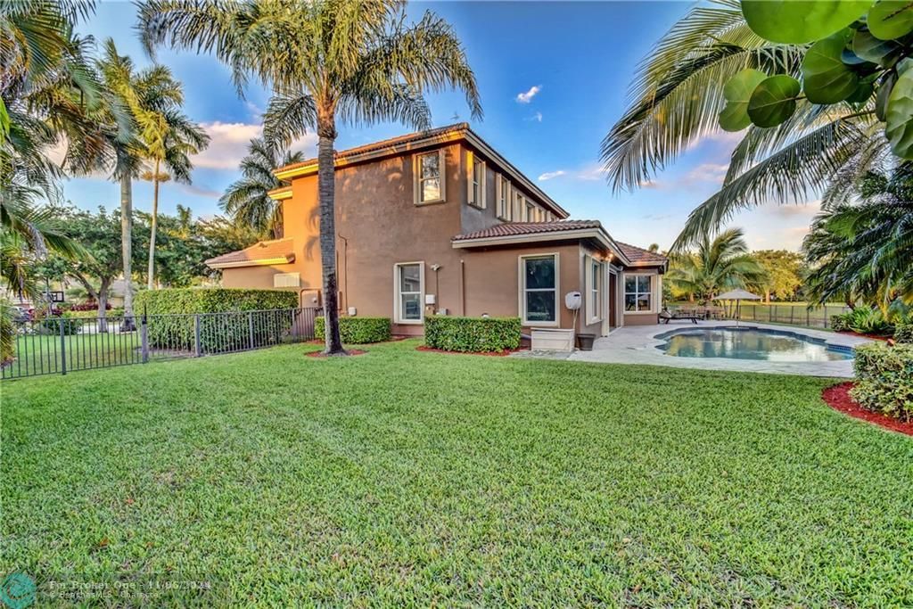 Recently Sold: $739,999 (5 beds, 4 baths, 3861 Square Feet)