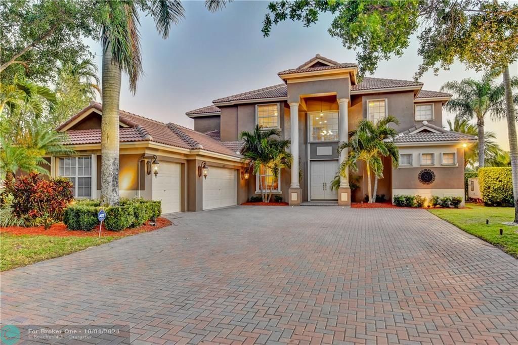 Recently Sold: $739,999 (5 beds, 4 baths, 3861 Square Feet)