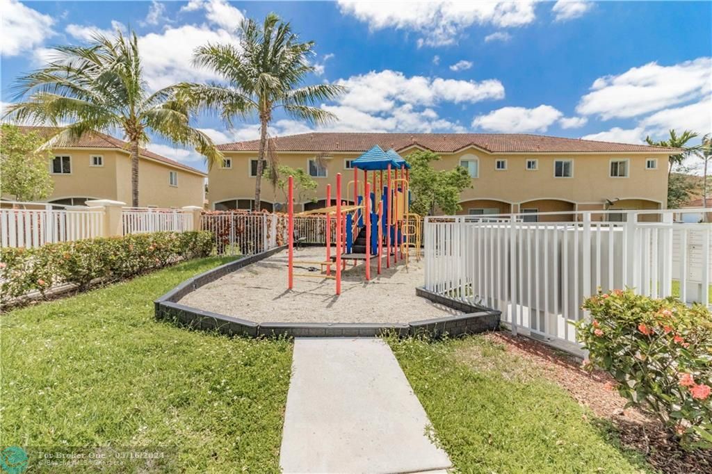 Recently Sold: $250,000 (3 beds, 2 baths, 1328 Square Feet)