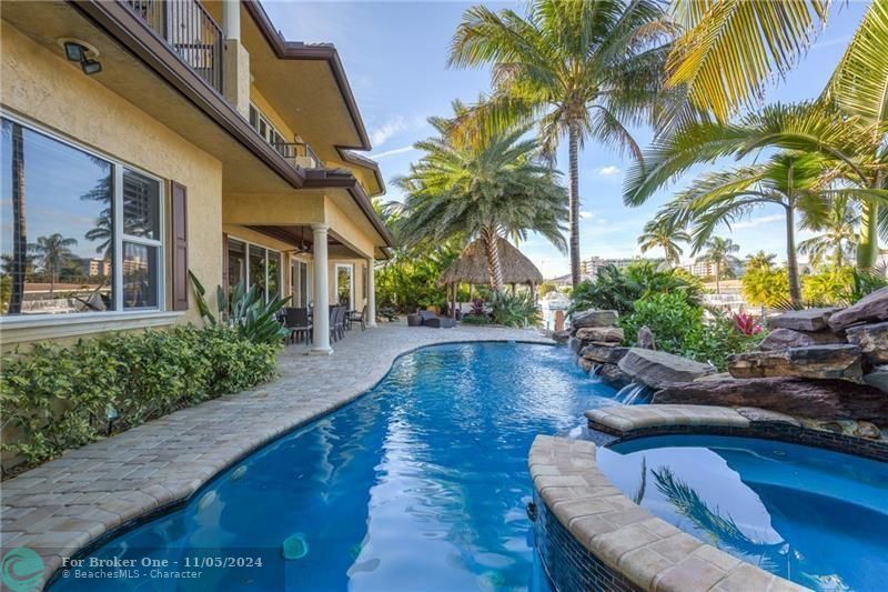 Vendido Recientemente: $2,499,000 (5 camas, 5 baños, 6027 Pies cuadrados)