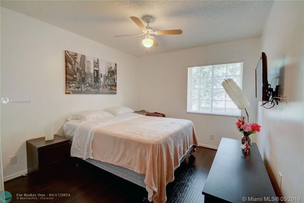 Recently Sold: $370,000 (3 beds, 2 baths, 1939 Square Feet)