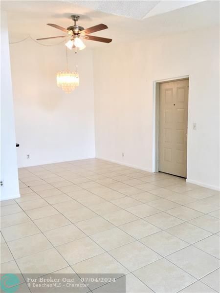 Active With Contract: $1,250 (2 beds, 2 baths, 1005 Square Feet)