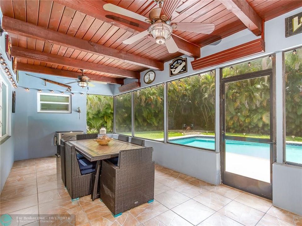 Vendido Recientemente: $398,000 (4 camas, 3 baños, 1969 Pies cuadrados)