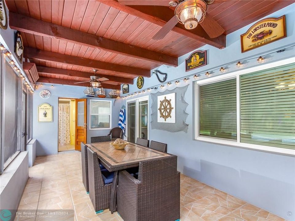 Vendido Recientemente: $398,000 (4 camas, 3 baños, 1969 Pies cuadrados)