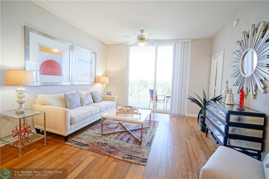 Recently Rented: $1,626 (1 beds, 1 baths, 930 Square Feet)