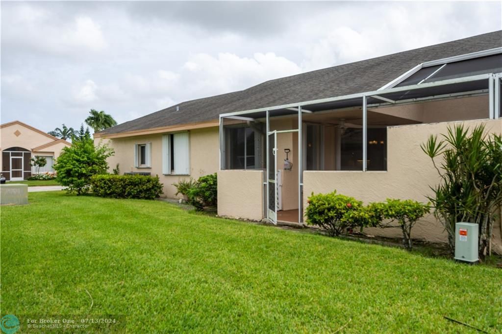 Recently Sold: $220,000 (2 beds, 2 baths, 1989 Square Feet)