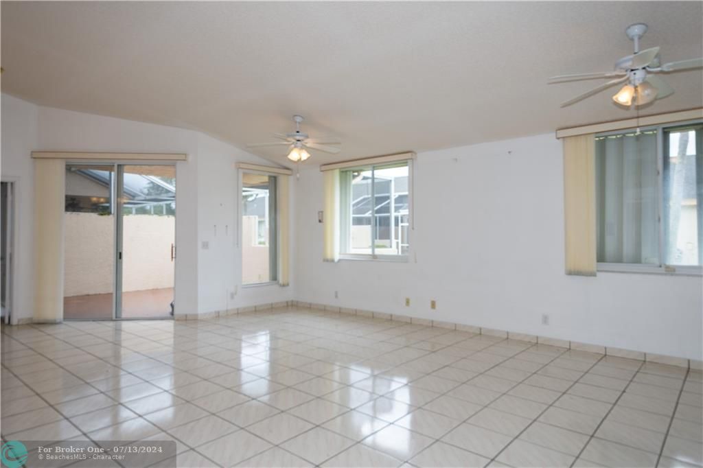 Recently Sold: $220,000 (2 beds, 2 baths, 1989 Square Feet)