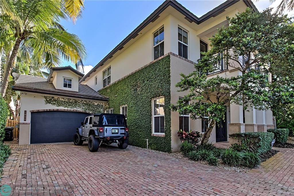 Recently Sold: $1,950,000 (6 beds, 4 baths, 3459 Square Feet)