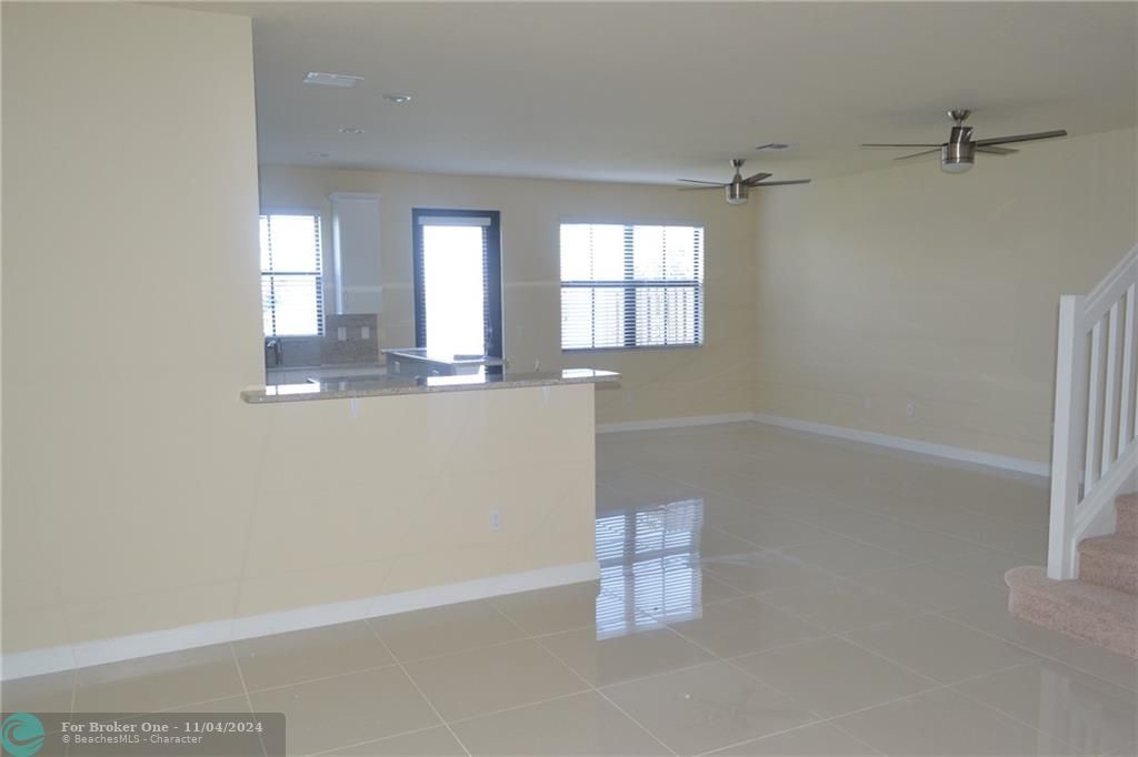 Vendido Recientemente: $450,000 (4 camas, 3 baños, 1993 Pies cuadrados)