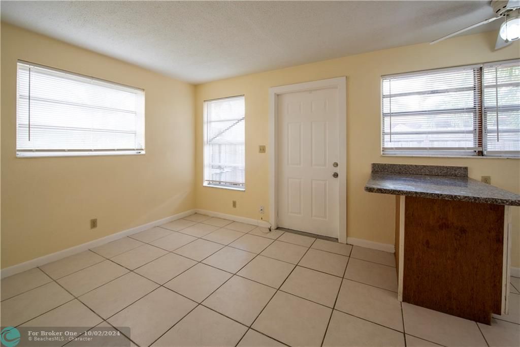 Recently Sold: $900 (1 beds, 1 baths, 600 Square Feet)