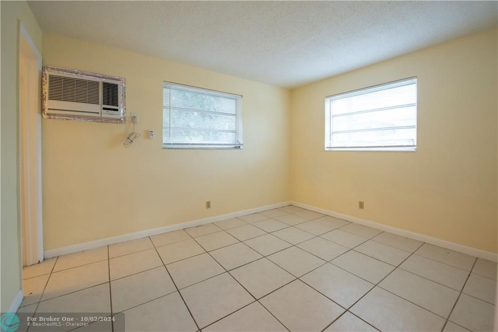 Recently Sold: $900 (1 beds, 1 baths, 600 Square Feet)