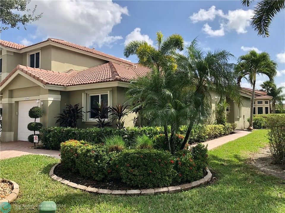 Recently Sold: $325,000 (3 beds, 2 baths, 1336 Square Feet)