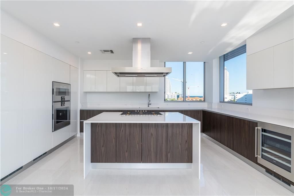 Recently Sold: $2,357,000 (3 beds, 3 baths, 2383 Square Feet)