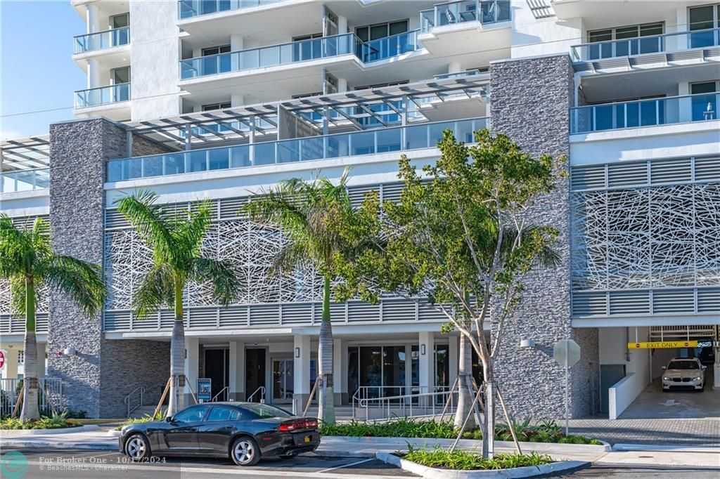 Recently Sold: $2,357,000 (3 beds, 3 baths, 2383 Square Feet)