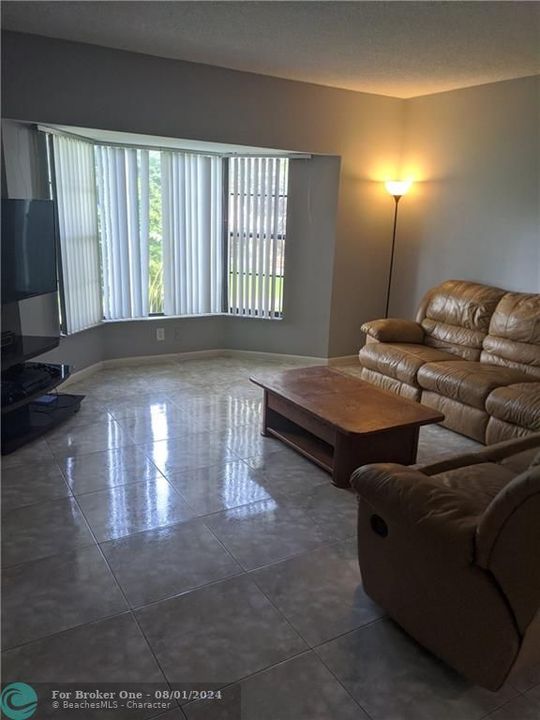 Vendido Recientemente: $215,000 (3 camas, 2 baños, 1780 Pies cuadrados)