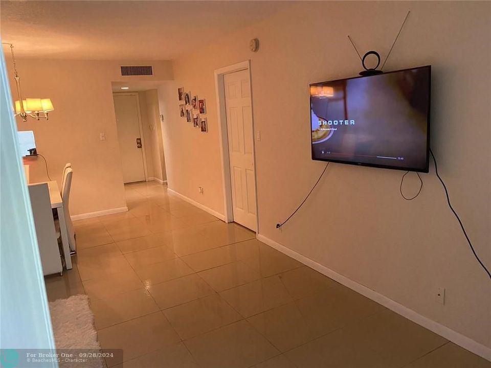 Active With Contract: $1,100 (1 beds, 1 baths, 750 Square Feet)