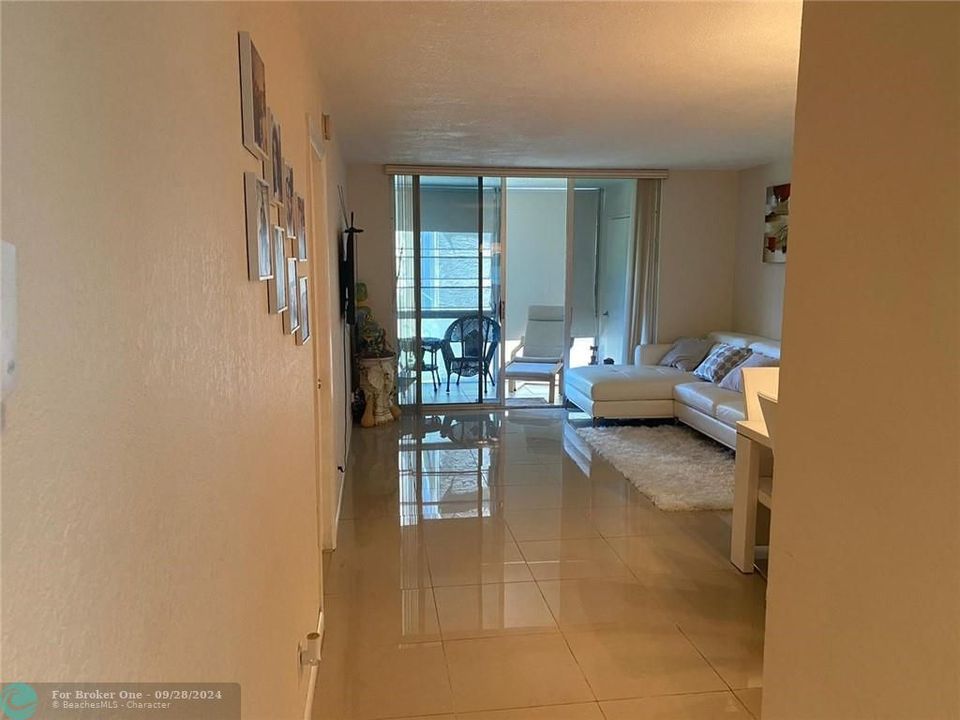 Active With Contract: $1,100 (1 beds, 1 baths, 750 Square Feet)