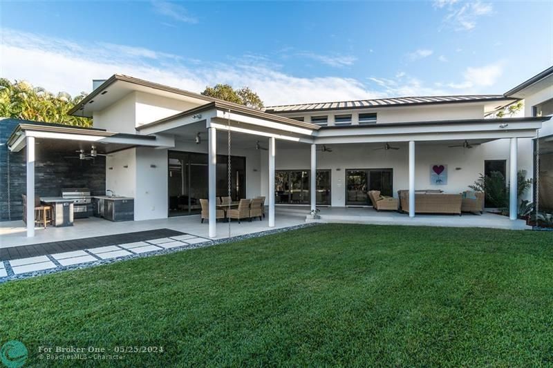 Recently Sold: $2,199,000 (6 beds, 5 baths, 6155 Square Feet)