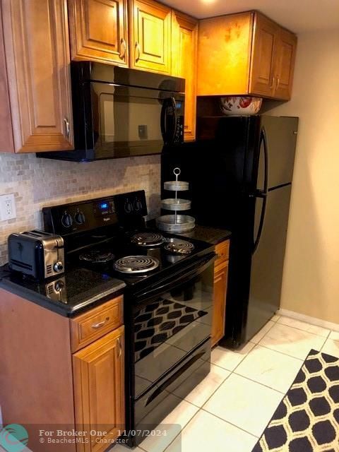 Vendido Recientemente: $239,900 (2 camas, 2 baños, 1130 Pies cuadrados)