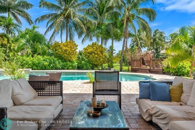 Recently Sold: $860,000 (5 beds, 4 baths, 3567 Square Feet)