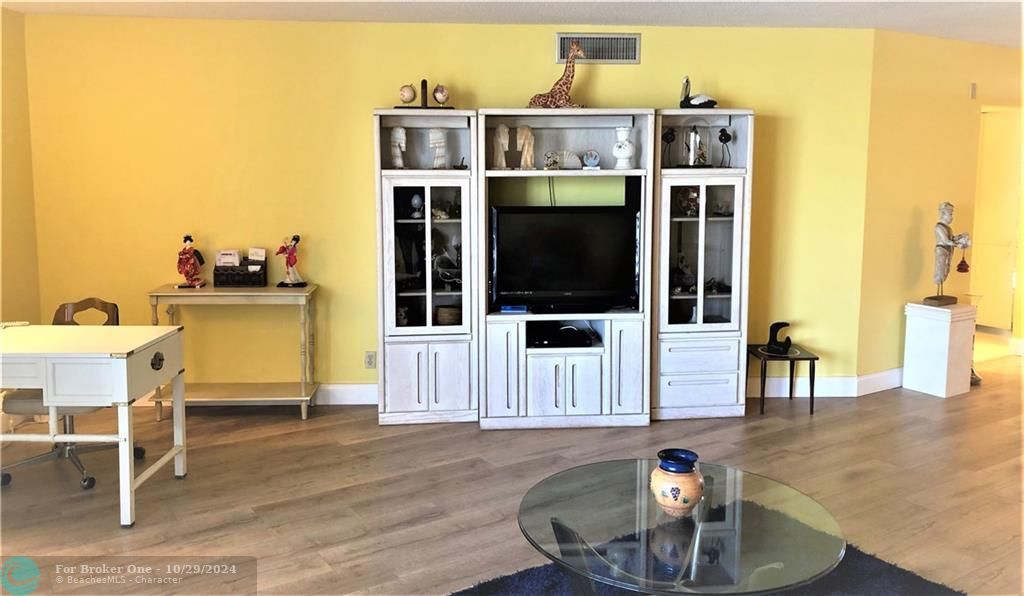 Recently Sold: $151,000 (1 beds, 1 baths, 1071 Square Feet)