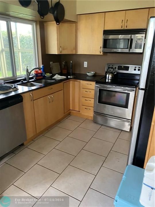Recently Sold: $325,000 (2 beds, 1 baths, 1037 Square Feet)