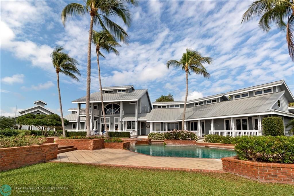 Recently Sold: $9,500,000 (5 beds, 6 baths, 6152 Square Feet)