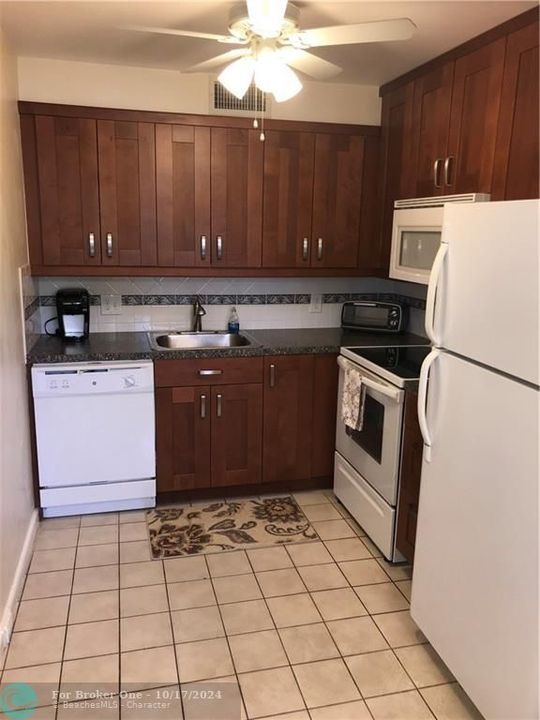 Vendido Recientemente: $94,900 (2 camas, 1 baños, 915 Pies cuadrados)