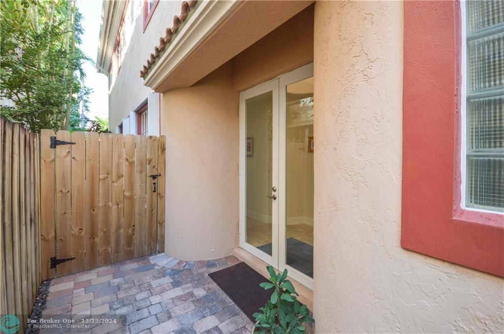 Recently Sold: $640,000 (3 beds, 2 baths, 2303 Square Feet)