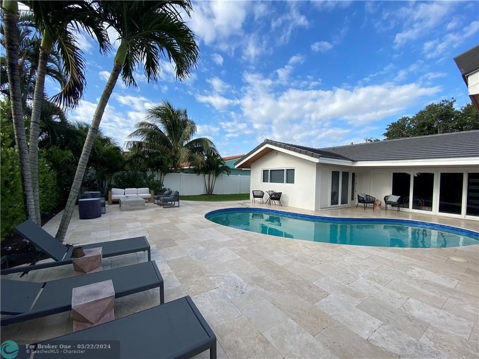 Recently Sold: $940,000 (3 beds, 3 baths, 1801 Square Feet)