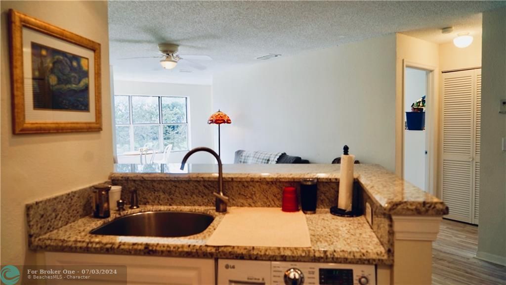 Active With Contract: $1,300 (1 beds, 1 baths, 712 Square Feet)